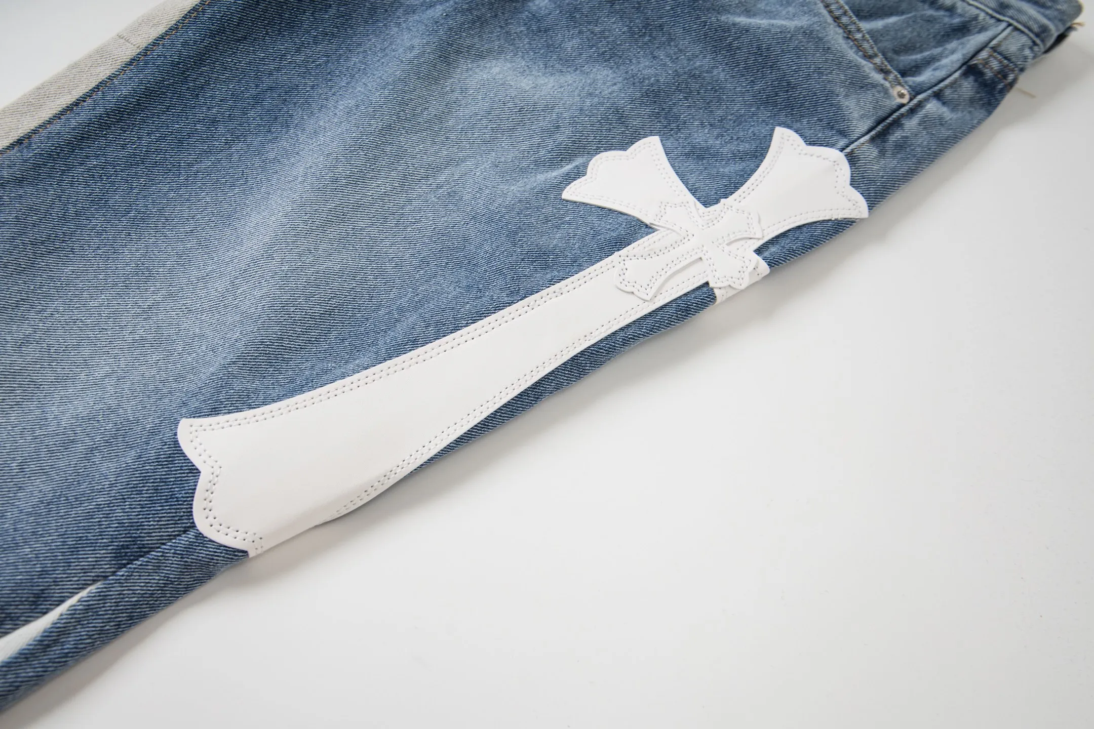 P240 Chrome Hearts Gallery co-branded limited-edition cross-flared flared jeans are a hot item this season and are sought after by countless celebrities and fashionistas. The neat details of the cutting process add color to the playful fashion! The neat and meticulous design, and the well-fitting structure is unique. The upper body not only has outstanding recognition, but also looks younger and younger. A style with the ultimate wearing meaning and performance, gorgeous color matching, and the craftsmanship of this style is also extremely extraordinary. After the finished product is washed, it is disassembled and hand-made with sheepskin cross leather and then spliced ​​together to complete. The whole piece has too many craftsmanship to describe. It is decorated with patchwork cross flowers and high-waisted washed jeans! ! Absolutely high-end luxury product, a god-level single product, a super popular product, made by top heavy industry, a magic weapon that cannot be missed to hit the streets. Style number: 1843 Size: 28 30 32 34 36 Color: blue